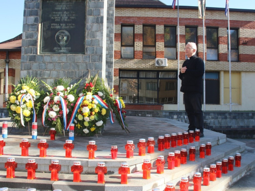 FOTO: Povodom Svih svetih u Prozoru zapaljene svijeće za poginule i preminule branitelje