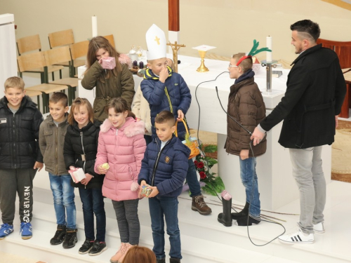 FOTO: Sv. Nikola podijelio darove djeci na Orašcu