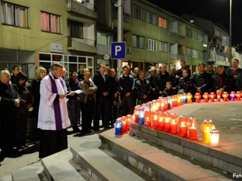 FOTO: U Prozoru zapaljene svijeće u znak potpore hrvatskim generalima