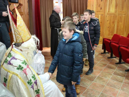 FOTO: Sv. Nikola i ove godine razveselio djecu u župi Rama Šćit