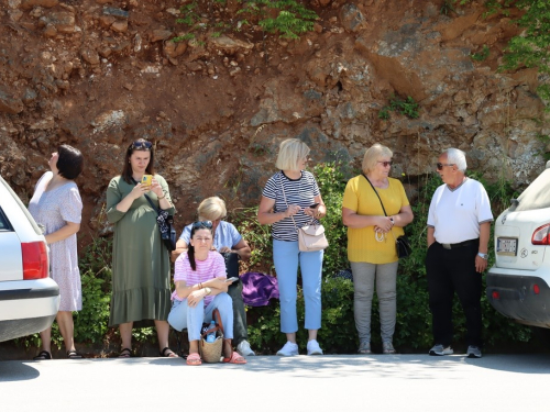 FOTO/VIDEO: U Podboru svečano blagoslovljen Gospin kip