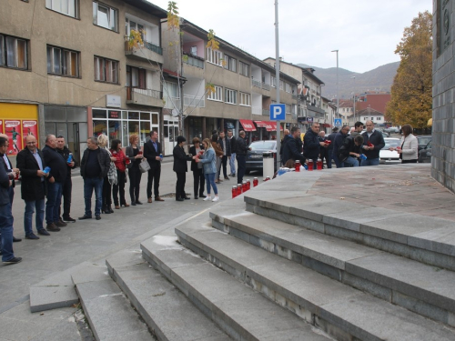 FOTO: Povodom Svih svetih u Prozoru zapaljene svijeće za poginule i preminule branitelje