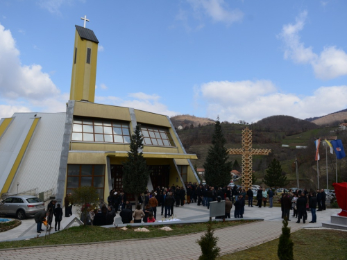 FOTO: Mons. dr. Pero Sudar blagoslovio novi križ i spomenik Stjepanu Džalti na Uzdolu