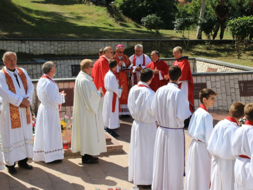 FOTO/VIDEO: Na Uzdolu obilježena 22. obljetnica stravičnog pokolja nad Hrvatima