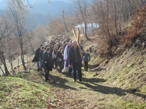 FOTO: Pobožnost križnog puta u župi Uzdol