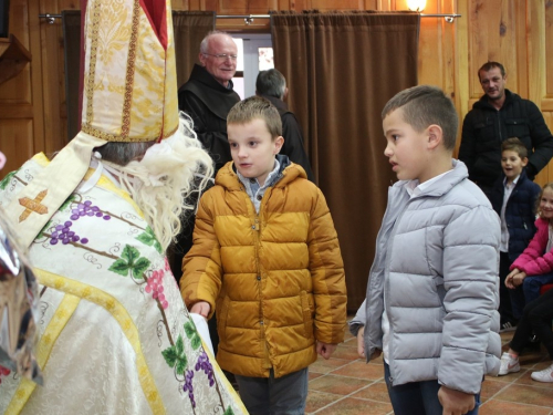 FOTO: Sv. Nikola i ove godine razveselio djecu u župi Rama Šćit