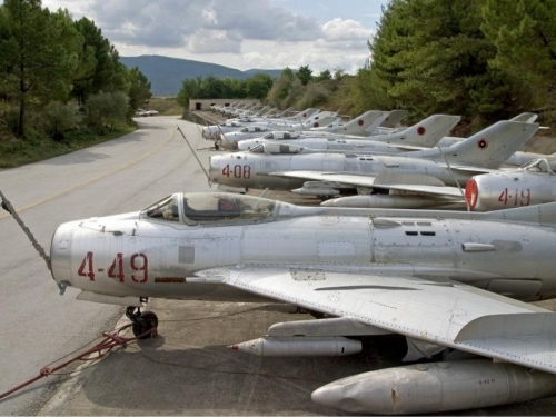 Albanci prodaju svoje prastare MiG-ove