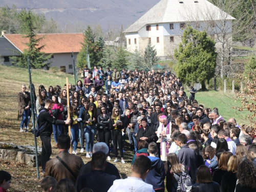 FOTO/VIDEO: Nadbiskupijski križni put mladih na Šćitu