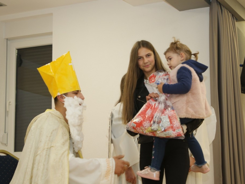 FOTO: Sv. Nikola razveselio mališane u Rumbocima