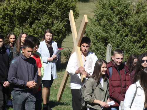 FOTO/VIDEO: Nadbiskupijski križni put mladih na Šćitu