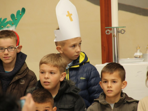 FOTO: Sv. Nikola podijelio darove djeci na Orašcu