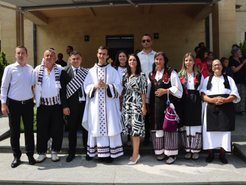 FOTO: Na Šćitu svečano proslavljena Velika Gospa i Mlada misa fra Mile Belje