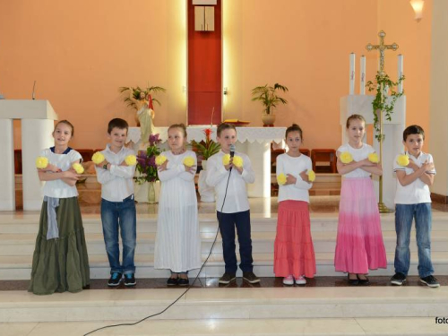 FOTO: Priredba u povodu Majčinog dana u župi Prozor