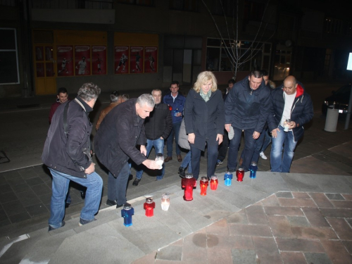 Paljenjem svijeća u Prozoru odana počast Slobodanu Praljku