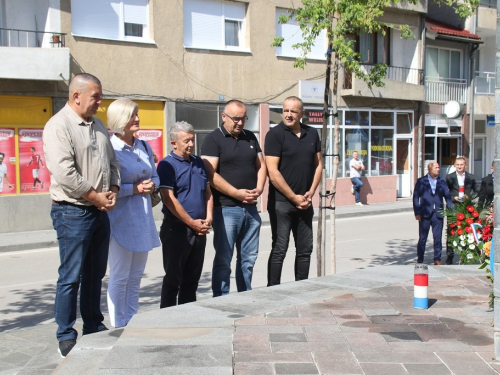 FOTO: Polaganjem vijenaca i svečanom sjednicom započelo obilježavanje Dana općine