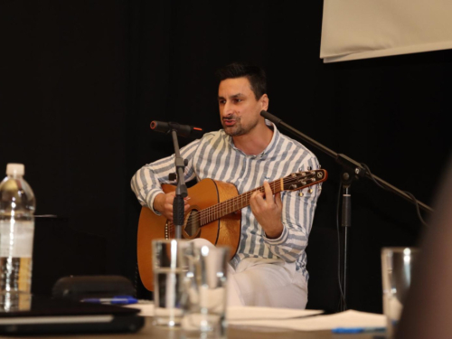 FOTO: U Prozoru predstavljena slikovnica Magdalene Jeličić ''Djed, dječak i računalo''