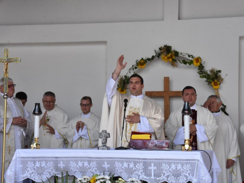 FOTO/VIDEO: Mlada misa vlč. Tomislava Varele