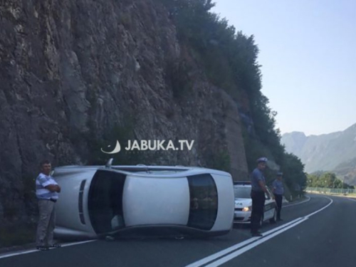 Prevrnuo se Mercedes u Grabovici