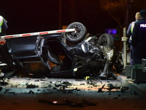 Udario u beton koji razdvaja trake na naplatnim kućicama, ispao iz automobila i poginuo