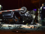Udario u beton koji razdvaja trake na naplatnim kućicama, ispao iz automobila i poginuo