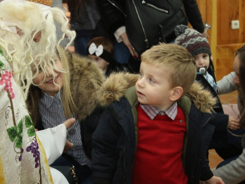 FOTO: Sv. Nikola i ove godine razveselio djecu u župi Rama Šćit