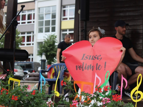 FOTO: 16. festival duhovne glazbe ''Djeca pjevaju Isusu'' u župi Prozor