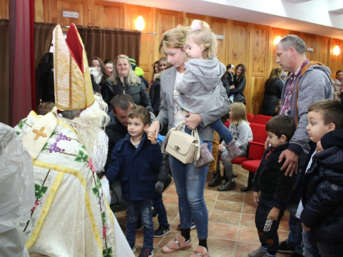 FOTO: Sv. Nikola i ove godine razveselio djecu u župi Rama Šćit