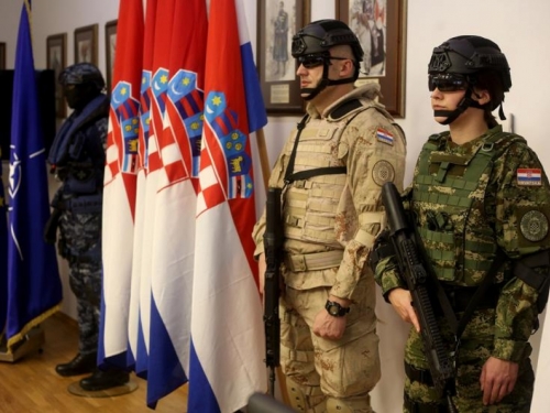 Hrvatski vojnik u potpunosti je opremljen hrvatskim naoružanjem i opremom