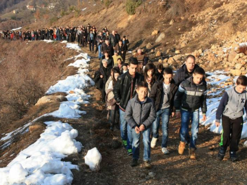 FOTO: Fra Andrija Jozić predvodio Križni put na Uzdolu