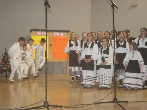 FOTO: Božićna priredba OŠ Marka Marulića Prozor