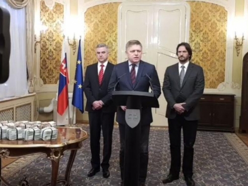 Slovački premijer na pressicu donio milijun eura