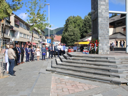 FOTO: Polaganjem vijenaca i svečanom sjednicom započelo obilježavanje Dana općine