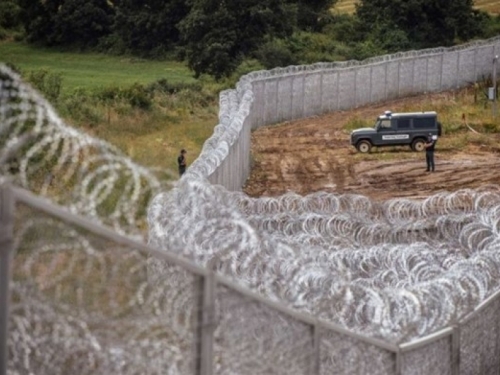 Mađarska podiže novu ogradu duž granice sa Srbijom