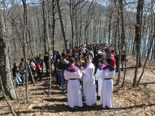 FOTO/VIDEO: Nadbiskupijski križni put mladih na Šćitu