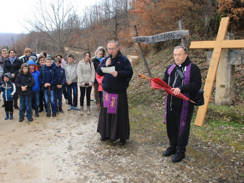 FOTO: Fra Andrija Jozić predvodio križni put na Uzdolu