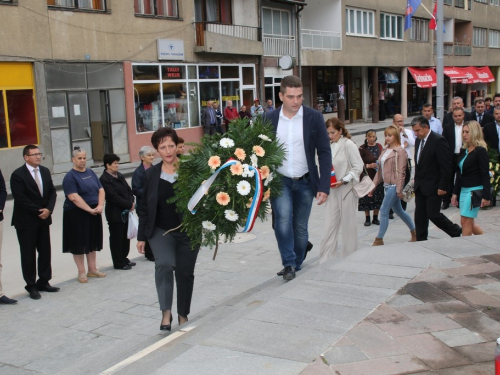 FOTO: Polaganjem vijenaca i svečanom sjednicom započelo obilježavanje Dana općine