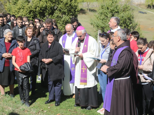 FOTO/VIDEO: Nadbiskupijski križni put mladih na Šćitu