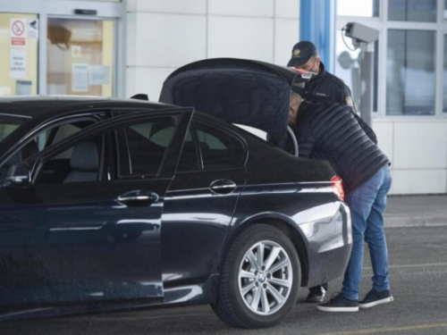 Na prijelazu Kamensko carina pretražuje svaki automobil