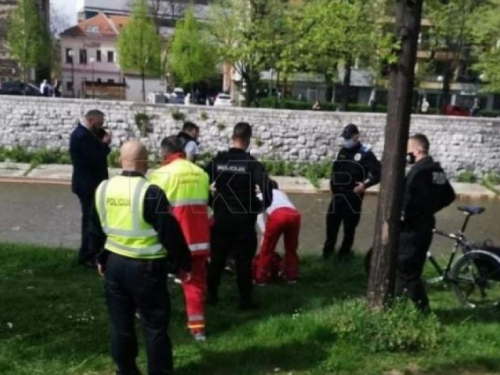 Muškarac skočio u Miljacku, policajci ga spasili