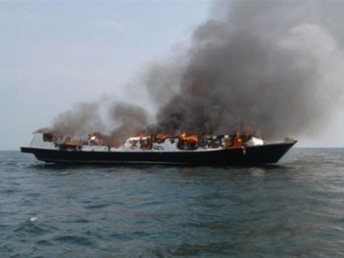 Indonezija: Izgorio brod s turistima, najmanje 23 mrtvih