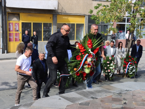 FOTO: Polaganjem vijenaca i svečanom sjednicom započelo obilježavanje Dana općine