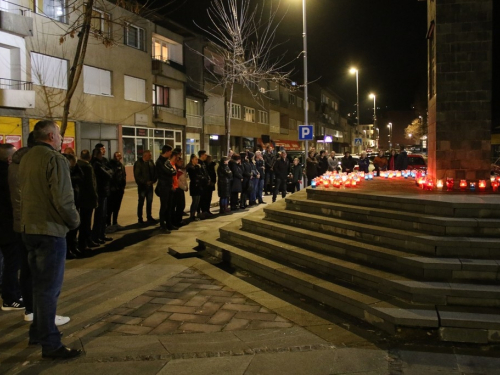 FOTO: U Prozoru upaljene svijeće za žrtve Vukovara i Škabrnje