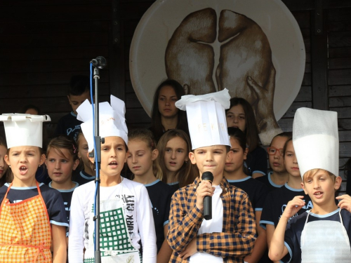 FOTO: Dani kruha i zahvalnosti za plodove zemlje u OŠ Marka Marulića Prozor