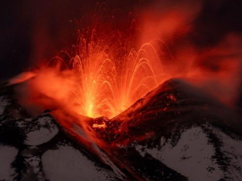 Etna ponovno izbacuje lavu