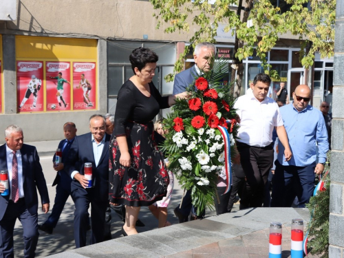 FOTO: Polaganjem vijenaca i svečanom sjednicom započelo obilježavanje Dana općine