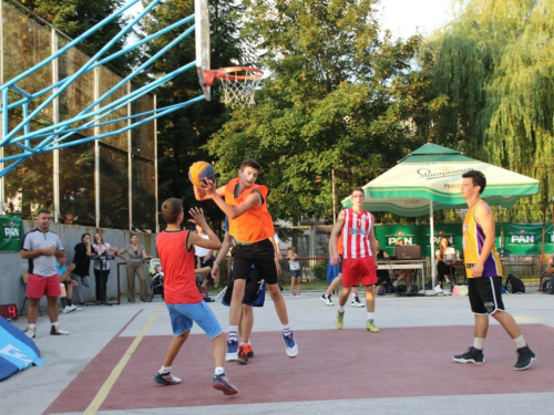 FOTO: Ekipa ''ALF Market'' osvojila Streetball za juniore