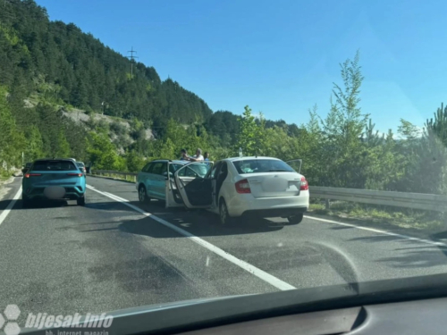 Sudar tri automobila u Jablanici, promet ide naizmjenično