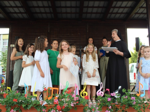 FOTO: 16. festival duhovne glazbe ''Djeca pjevaju Isusu'' u župi Prozor