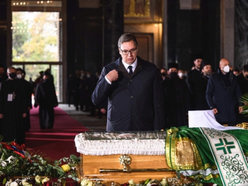 Sahranjen srpski patrijarh Irinej, govore držali Vučić i Dodik, a sve je zasjenio mladi Japanac