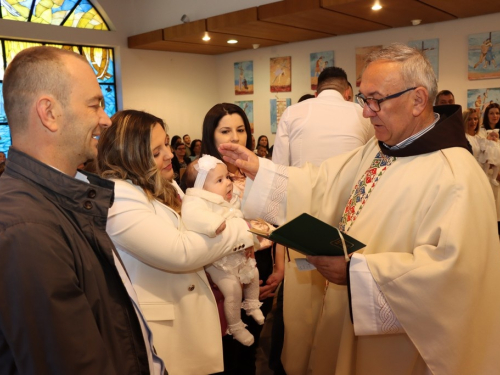 FOTO: Četvero djece kršteno na Šćitu